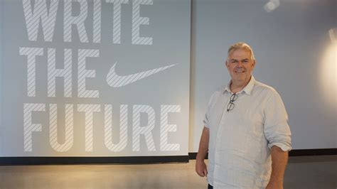 hoeveel mensen werken bij nike|Nike werken.